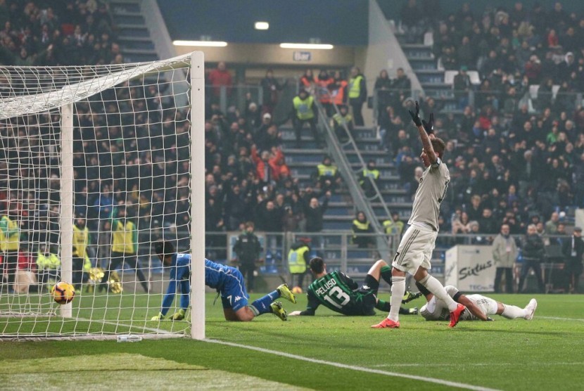 Gelandang Juventus Sami Khedira saat menjebol gawang Sassuolo.