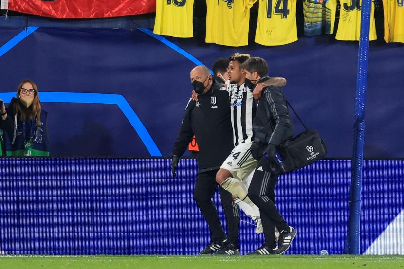 Gelandang Juventus Weston McKennie (tengah) meninggalkan lapangan setelah mengalami cedera.
