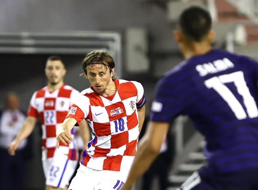 Gelandang Kroasia Luka Modric (tengah) beraksi dalam pertandingan UEFA Nations League melawan Prancis.