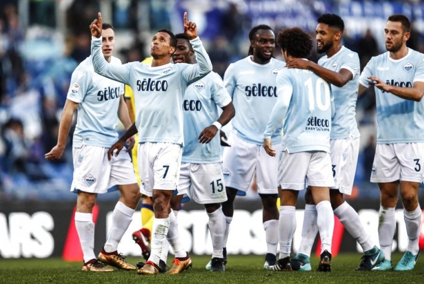 Gelandang Lazio, Luis Nani (kedua kiri) merayakan golnya ke gawang Chievo Verona pada laga Serie A di Olimpico, Ahad (21/1). Lazio menang 5-1.