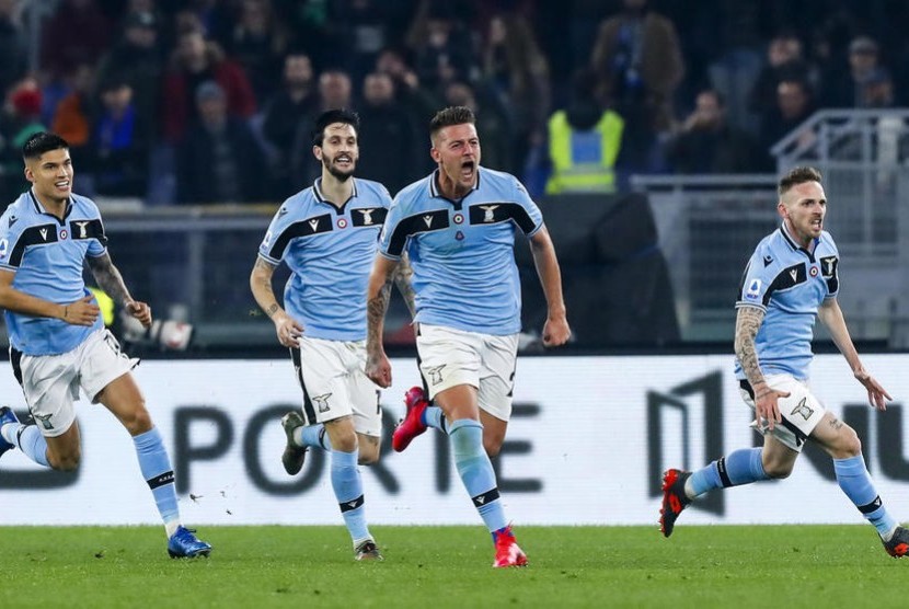 Para pemain Lazio merayakan gol.