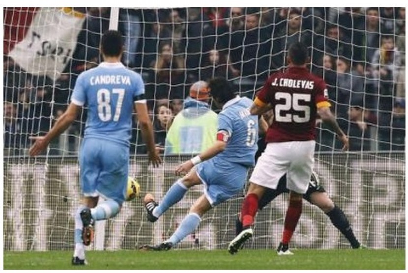 Gelandang Lazio Stefano Mauri saat membobol gawang Roma.