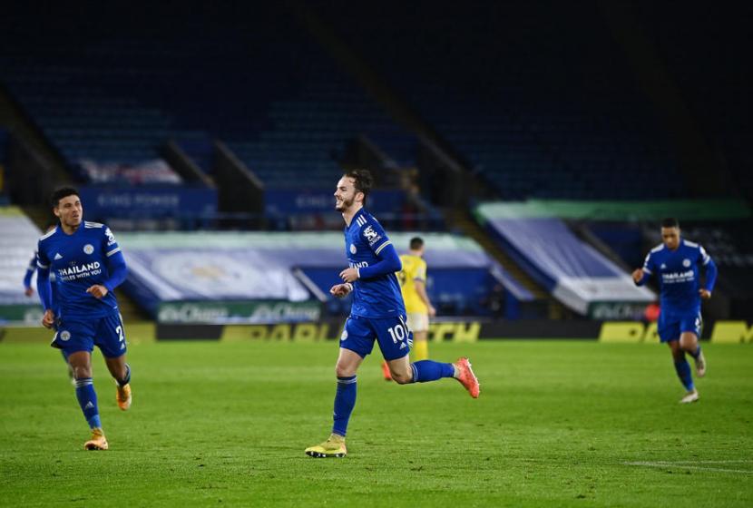 Gelandang Leicester City, James Maddison (tengah) merayakan gol ke gawang Brighton & Hove Albion pada laga lanjutan Liga Primer Inggris, Senin (14/12). Leicester menang 3-0.