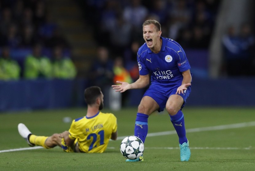 Gelandang Leicester City, Marc Albrighton (kanan) saat laga Grup G Liga Champions kontral FC Porto, Kamis (29/9) dini hari WIB. Pada laga yang berlangsung di stadion King Power itu, Leicester menang 1-0.