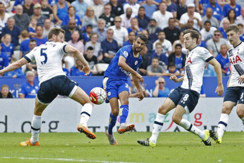 Gelandang Leicester City Riyad Mahrez (tengah) saat mencetak gol ke gawang Tottenham Hotspur.