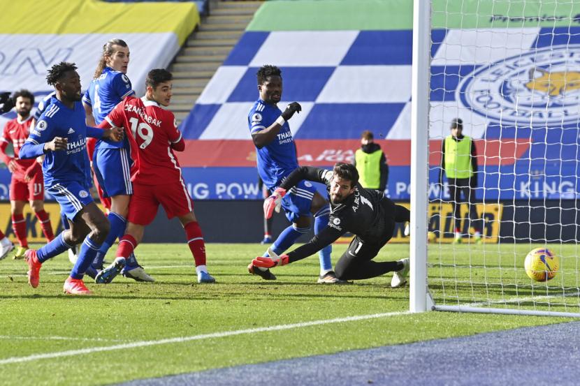 Gelandang Leicester, James Madison mencetak gol ke gawang Liverpool.