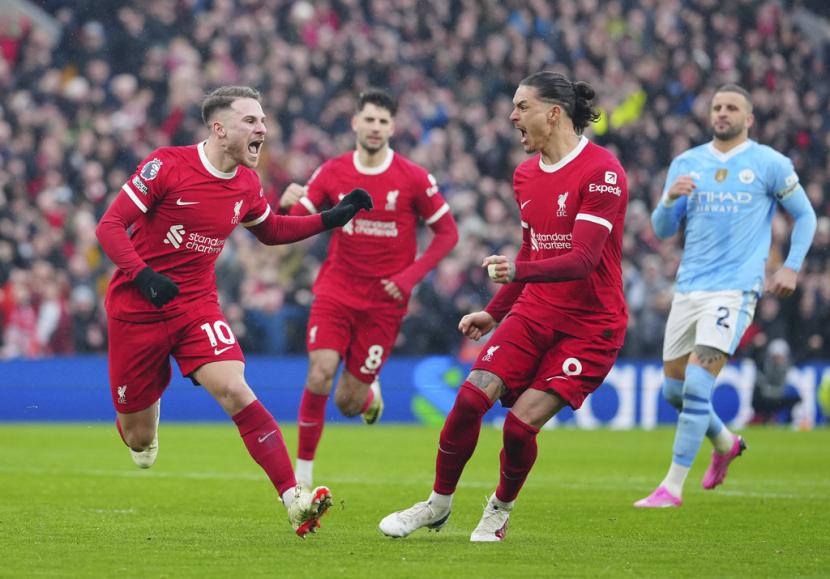 Gelandang Liverpool Alexis Mac Allister (kiri) merayakan golnya ke gawang Manchester City dalam pertarungan Liga Primer Inggris di Anfield, Ahad (10/3/2024).