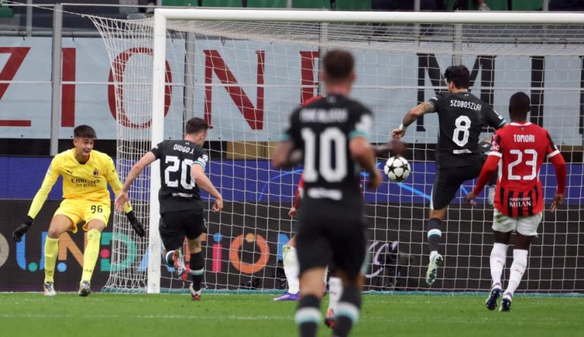 Gelandang Liverpool Dominik Szoboszlai (kedua kanan) mencetak ketiga timnya ke gawang AC Milan dalam pertandingan sepak bola Liga Champions di Stadion Giuseppe Meazza, Milan, Rabu (18/9/2024) dini hari WIB. Liverpool mengalahkan Milan 3-1. 