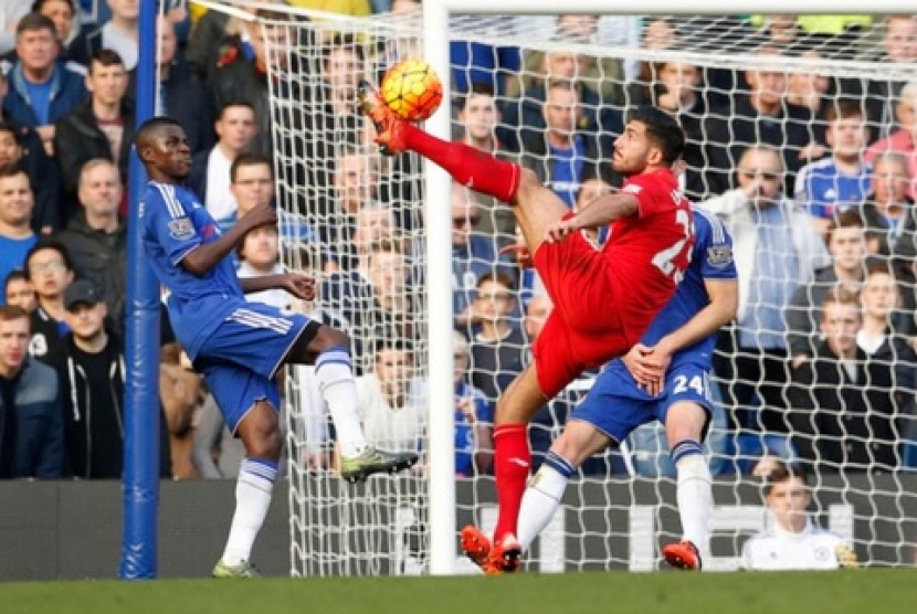 Gelandang Liverpool Emre Can (merah) berebut bola dengan gelandang Chelsea Ramires.
