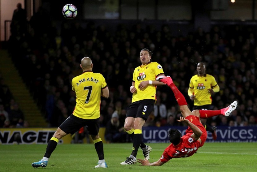 Gelandang Liverpool, Emre Can (tengah) melakukan aksi tendangan spektakuler yang berujung gol pada laga Liga Primer lawan Watford di Vicarage Road, Selasa (2/5) dini hari WIB. Liverpool menang 1-0.