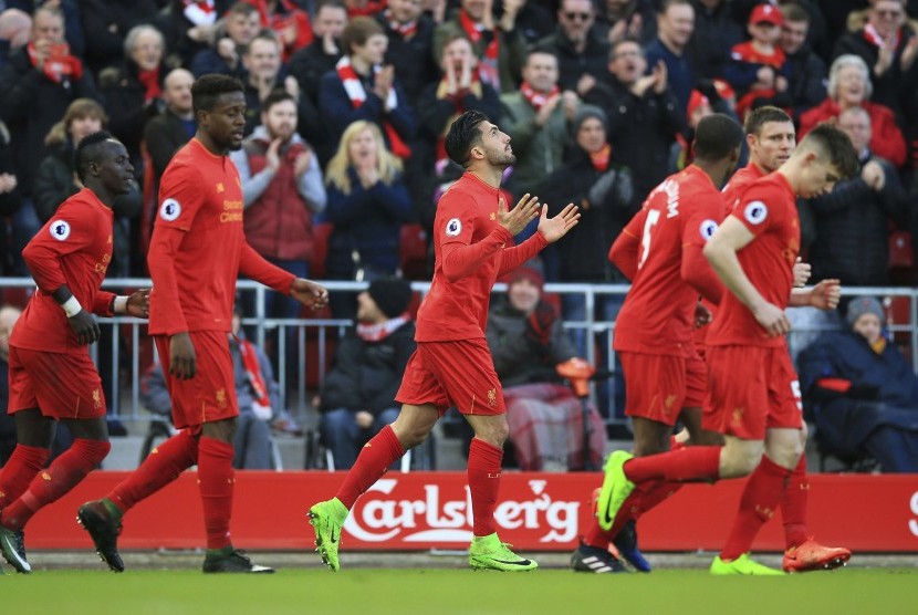 Gelandang Liverpool Emre Can (tengah) merayakan golnya ke gawang Burnley.