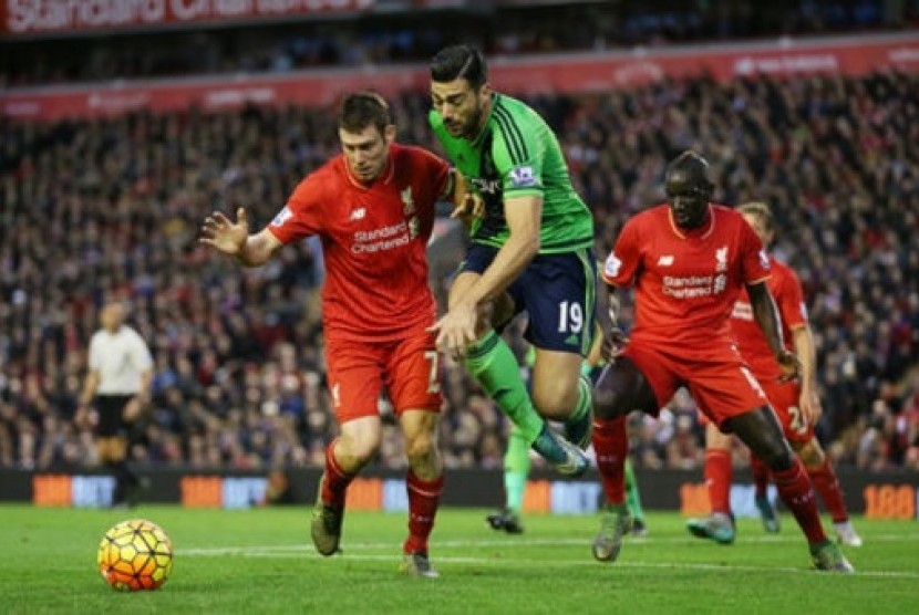 Gelandang Liverpool James Milner (kiri) mengamankan bola dari penyerang Southampton Graziano Pelle