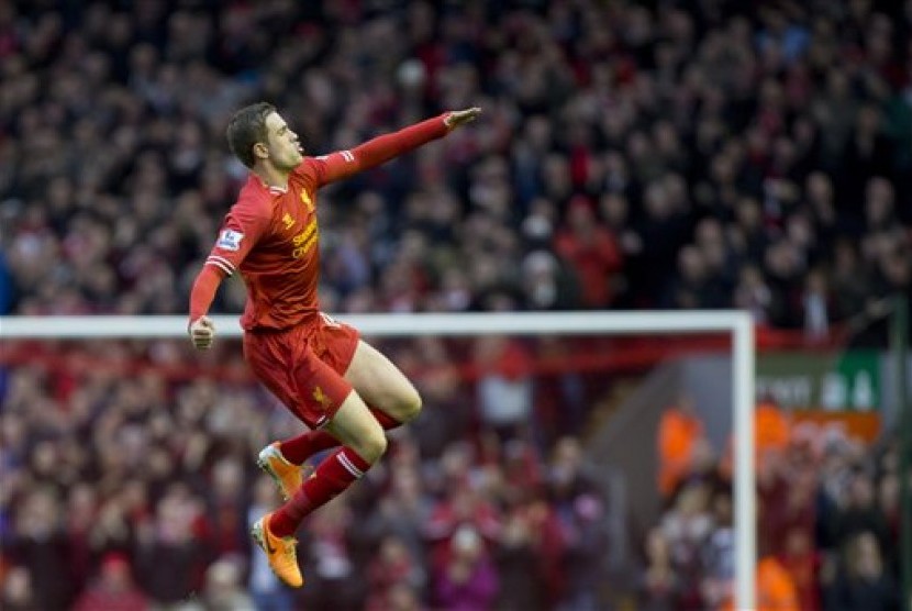 Gelandang Liverpool, Jordan Henderson, merayakan golnya ke gawang Swansea, Ahad (23/2) malam WIB.