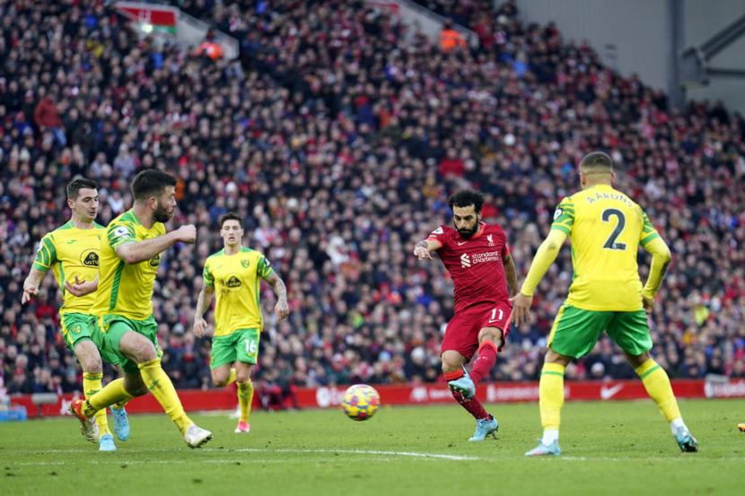 Gelandang Liverpool, Mohamed Salah (tengah) saat beraksi pada laga Liga Primer Inggris di Anfield, Sabtu (19/2/2022). Salah mencetak gol ke-150 untuk Liverpool pada laga ini.