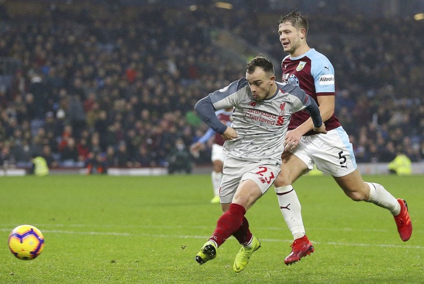 Gelandang Liverpool Xherdan Shaqiri mencetak gol ke gawang Burnley.