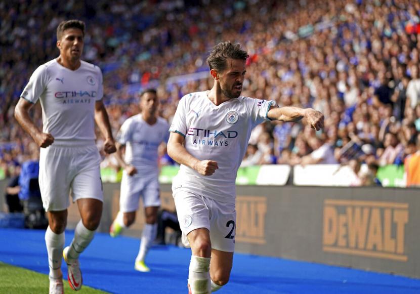 Gelandang Manchester City Bernardo Silva berselebrasi seusai menjebol gawang Leicester City.