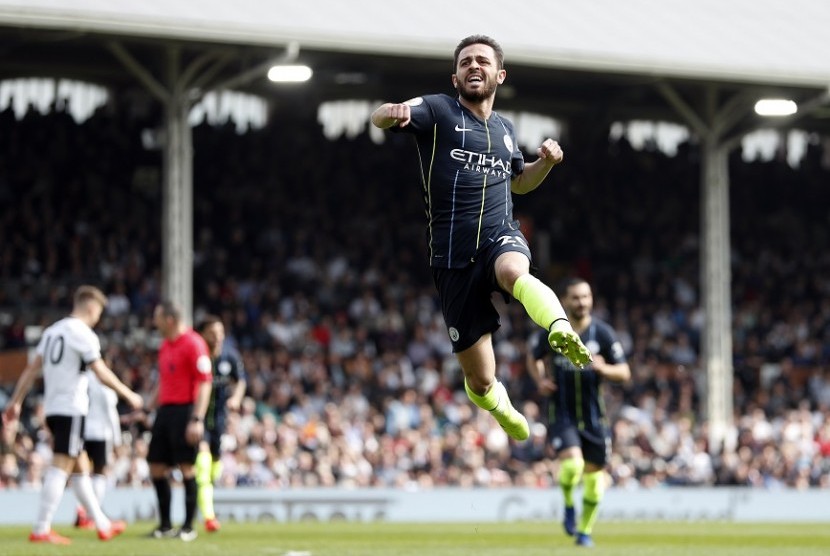 Gelandang Manchester City Bernardo Silva merayakan golnya ke gawang Fulham.