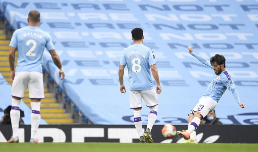 Gelandang Manchester City David Silva (kanan) mencetak gol ke gawang Bournemouth lewat tendangan bebas.