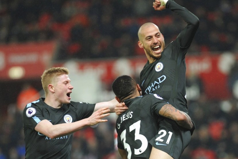 Gelandang Manchester City David Silva (kanan) merayakan golnya ke gawang Stoke City.