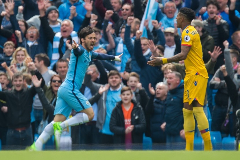 Gelandang Manchester City, David Silva mencetak gol ke gawang Crystal Palace pada babak pertama Liga Primer Inggris, di Stadion Etihad, Sabtu (6/5).