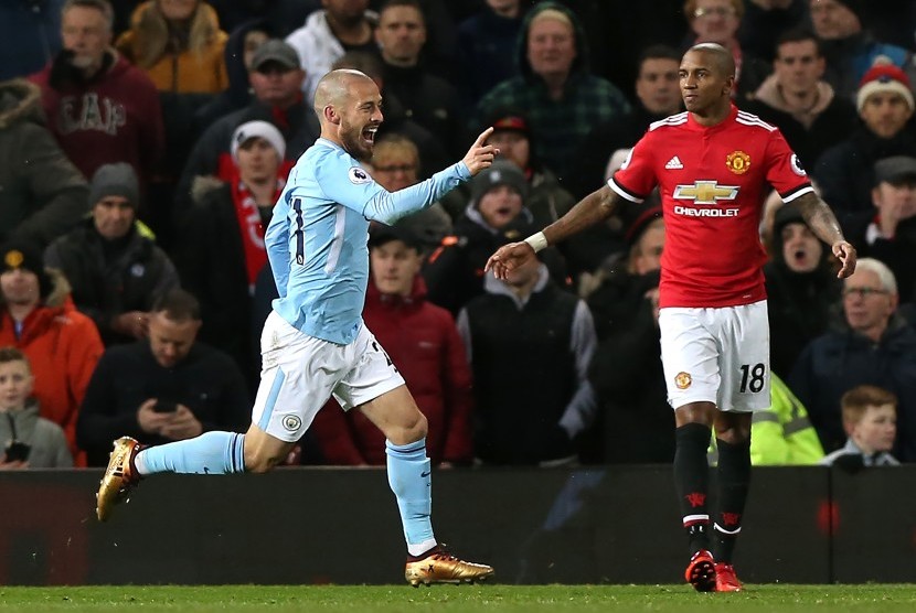 Gelandang Manchester City David Silva merayakan gol ke gawang Manchester United dalam lanjutan Liga Primer Inggris, Ahad (10/12). City unggul 2-1 dalam laga derby Manchester itu.