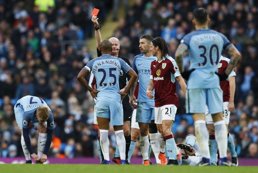 Gelandang Manchester City, Fernandinho mendapatkan kartu merah pada laga Liga Primer lawan Burnley, di stadion Etihad, Senin (2/1). 