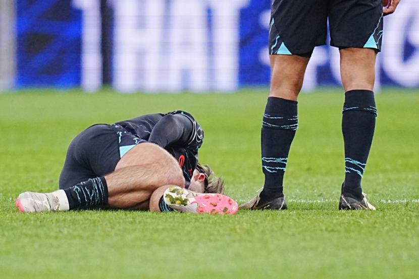 Gelandang Manchester City Jack Grealish terkapar akibat cedera pangkal paha dalam laga kontra FC Copenhagen di Liga Champions.