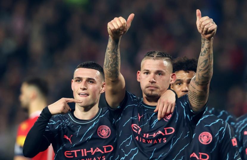 Gelandang Manchester City Kalvin Phillips (tengah) merayakan gol ke gawang Red Star dalam lanjutan Liga Champions.