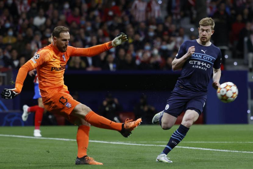 Gelandang Manchester City Kevin De Bruyne (kanan) saat menghadapi Atletico Madrid.