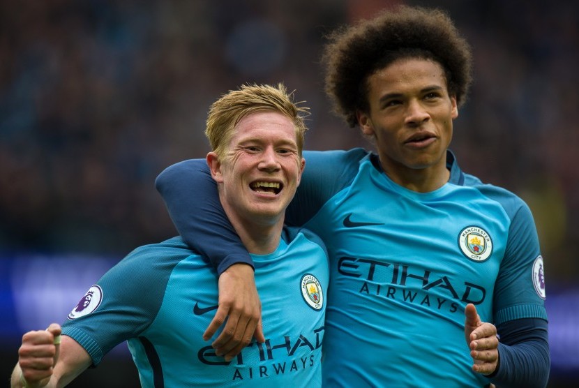 Gelandang Manchester City, Kevin De Bruyne (kiri) merayakan gol bersama Leroy Sane pada laga Liga Primer Inggris lawan Crystal Palace di Stadion Etihad, Sabtu (6/5). City menang 5-0.