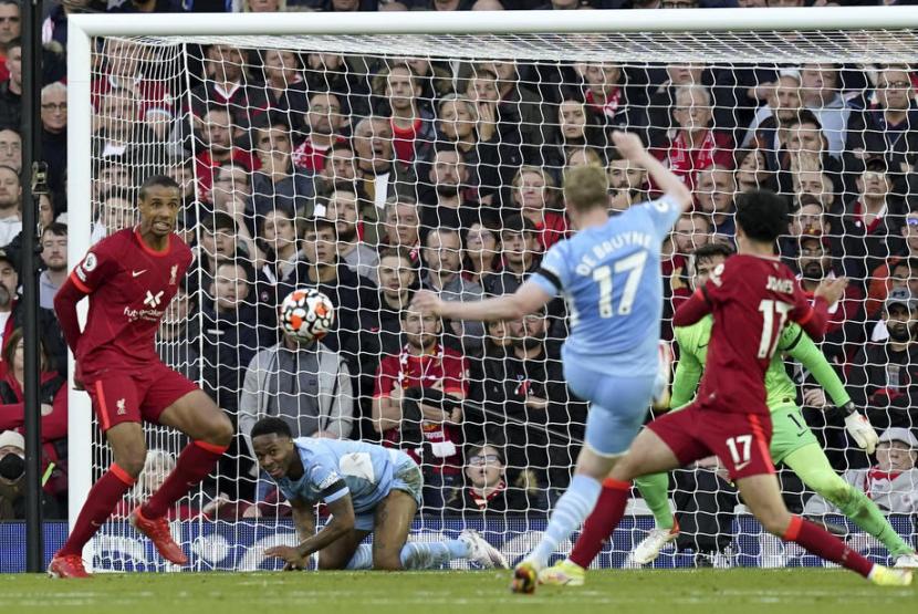 Gelandang Manchester City, Kevin De Bruyne mencetak gol ke gawang Liverpool.
