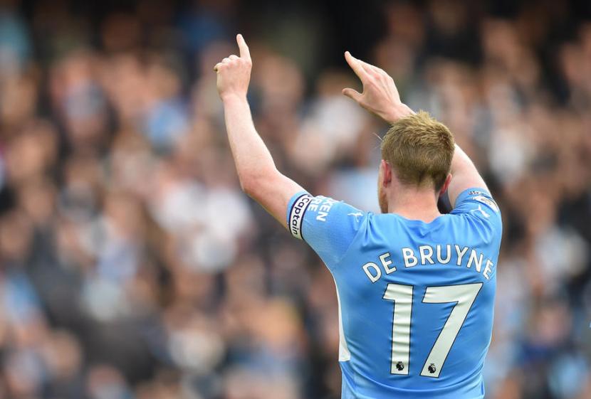Gelandang Manchester City, Kevin de Bruyne merayakan golnya ke gawang Burnley pada laga Liga Primer Inggris di Stadion Etihad, Sabtu (16/10). City menang 2-0 pada laga ini.