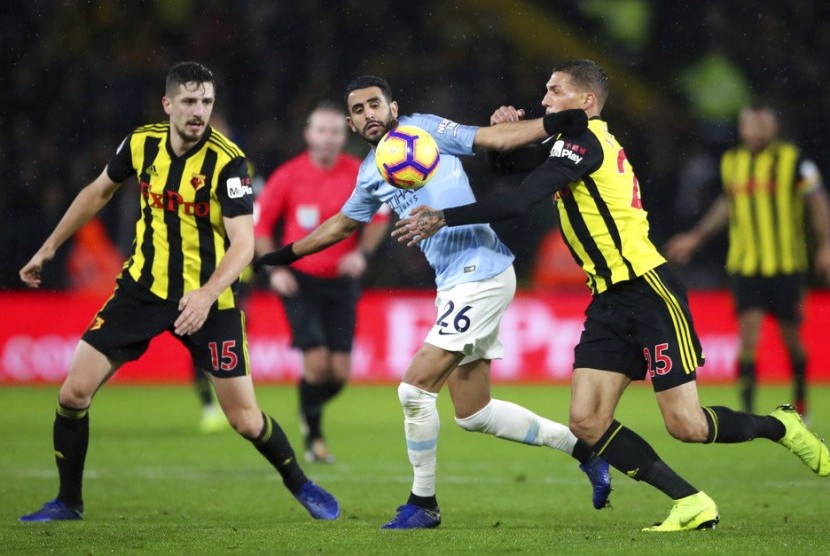 Gelandang Manchester City Riyad Mahrez (tengah) berebut bola dengan pemain Watford.