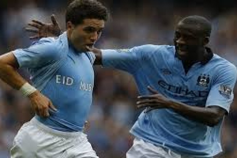 Gelandang Manchester City,  Samir Nasri (kiri).