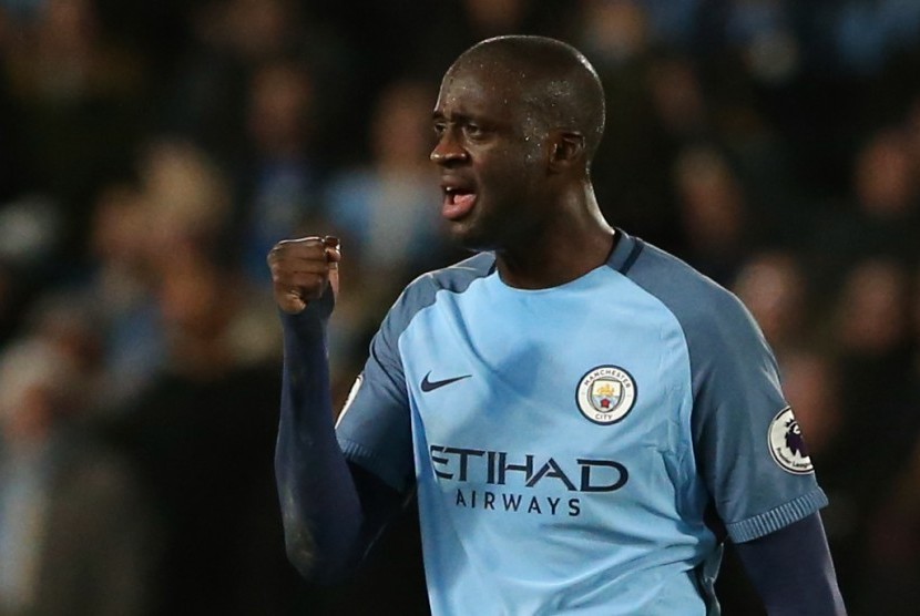 Gelandang Manchester City, Yaya Toure merayakan golnya ke gawang Hull City pada laga Liga Primer di stadion Kingston Communications, Senin (26/12). City menang 3-1.