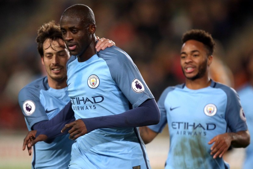 Gelandang Manchester City, Yaya Toure (tengah) dan David Silva (kiri).