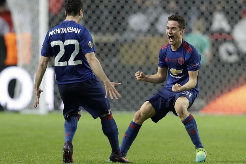 Gelandang Manchester United, Ander Herrera (kanan) dan Henrikh Mkhitaryan merayakan kemenangan atas Ajax Amsterdam pada laga final Liga Europa di Friends Arena, Kamis (25/5) dini hari WIB.