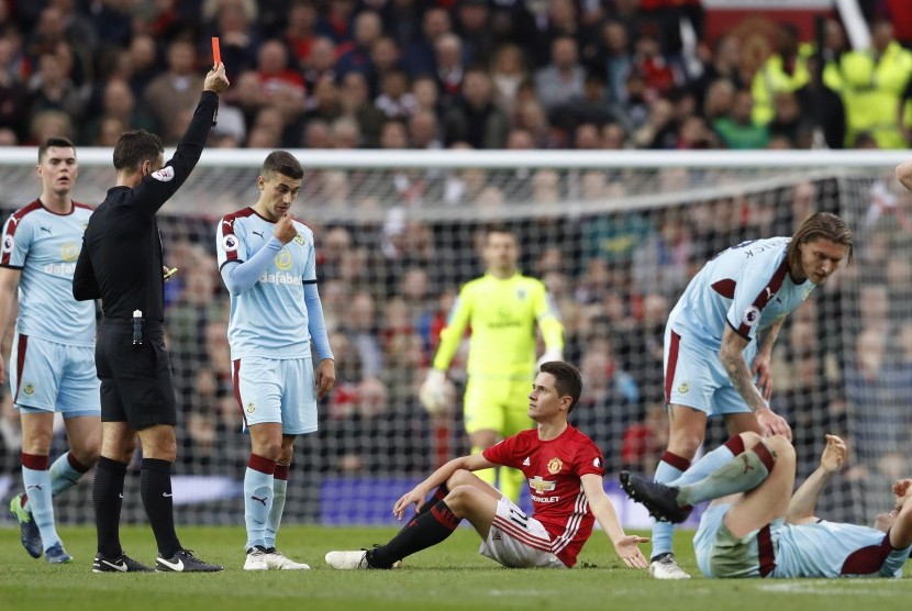 Gelandang Manchester United, Ander Herrera saat menerima kartu merah dari wasit Mark Clattenburg pada laga Liga Primer Inggris lawan Burnley di Old Trafford, Sabtu (29/10). 