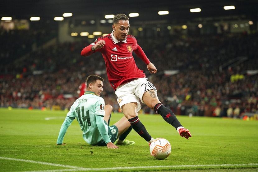 Gelandang Manchester United Antony melewati pemain Omonia Fotis Kitsos dalam pertandingan Grup E Liga Europa di Stadion Old Trafford, Manchester, Inggris.