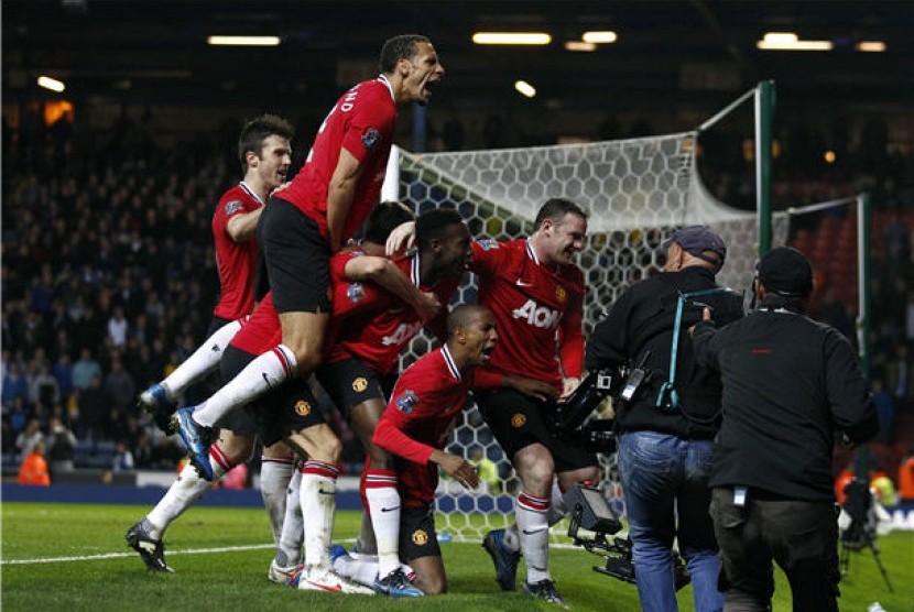 Gelandang Manchester United, Ashley Young (tengah bawah), dikerumuni rekan setimnya usai mencetak gol melawan Blackburn Rovers pada pertandingan Liga Primer Inggris di Stadion Ewood Park, Blackburn, Senin (2/4). 