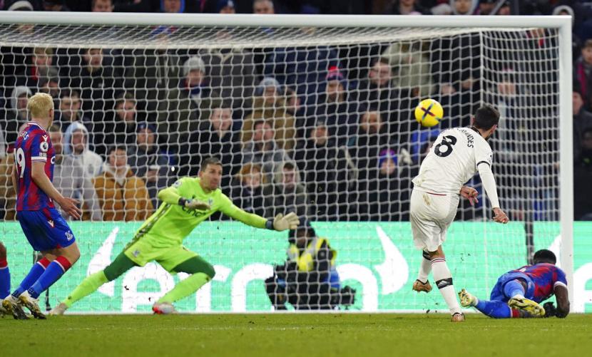 Gelandang Manchester United Bruno Fernandes mencetak gol ke gawang Crystal Palace di Liga Primer Inggris. 