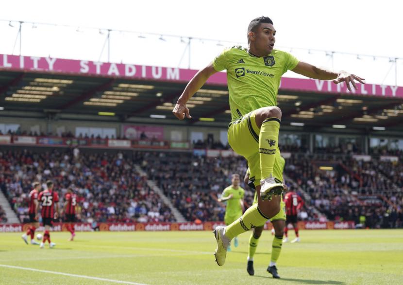 Gelandang Manchester United Casemiro merayakan gol ke gawang Bournemouth di LIga Primer Inggris.