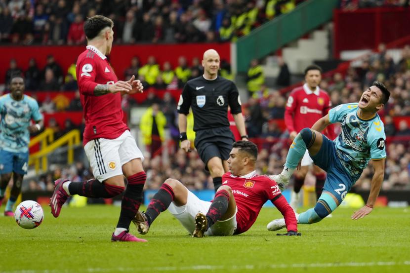 Gelandang Manchester United Casemiro (tengah bawah) setelah melepaskan tekel terhadap  pemain Southampton Carlos Alcaraz dalam pertandingan Liga Primer Inggris di Old Trafford.