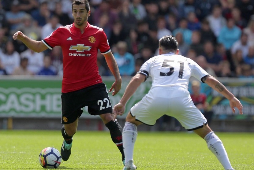 Gelandang Manchester United, Henrikh Mkhitaryan (kiri) pada laga Liga Primer lawan Swansea City, Sabtu (19/8). 