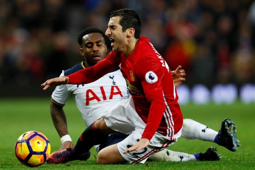 Gelandang Manchester United Henrikh Mkhitaryan (merah) mengerang kesakitan saat ditekel pemain Tottenham Hotspu Danny Rose.