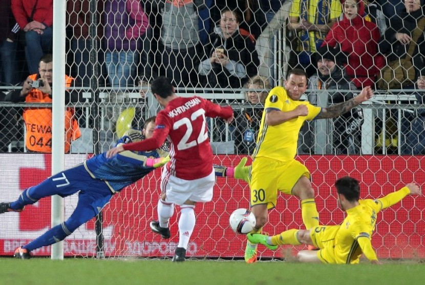 Gelandang Manchester United Henrikh Mkhitaryan (merah) saat menjebol gawang Rostov.