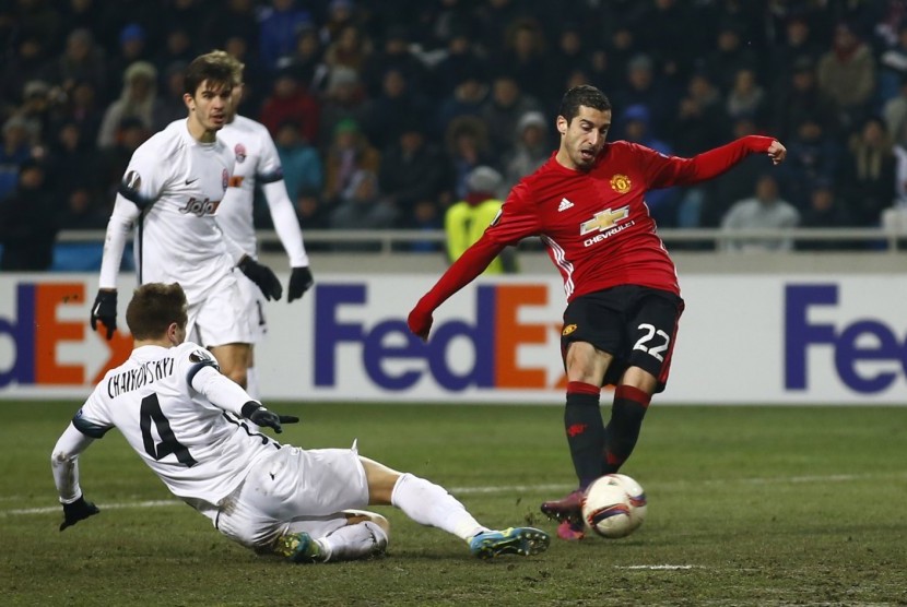 Gelandang Manchester United, Henrikh Mkhitaryan saat menjebol gawang Zorya pada laga Liga Europa di stadion Chornomorets, Jumat (9/12) dini hari WIB. United menang 2-0.