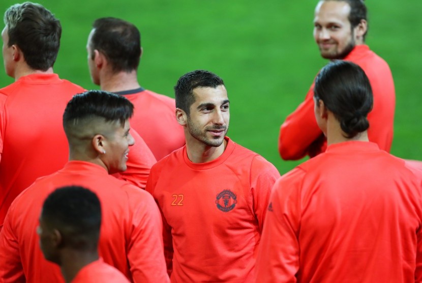 Gelandang Manchester United, Henrikh Mkhitaryan (tengah) dalam sebuah sesi latihan tim.