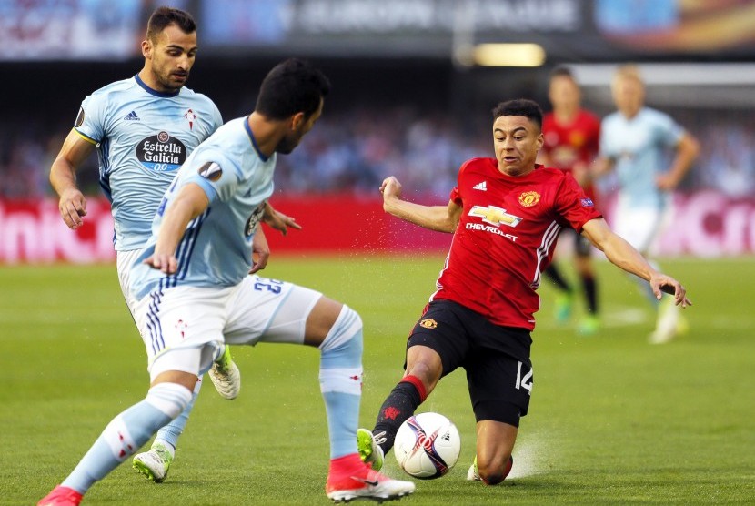 Gelandang Manchester United, Jesse Lingard (kanan) diadang bek Celta Vigo, Dani Cabral pada leg pertama semifinal Liga Europa, di Stadion Balaidos, 4 Mei. Leg kedua di Old Trafford akan digelar dini hari nanti.
