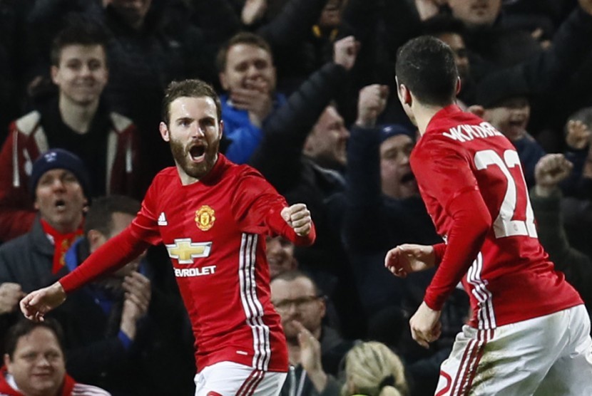 Gelandang Manchester United Juan Mata (kiri) merayakan golnya ke gawang Hull City dalam laga leg pertama semifinal Piala Liga di Old Trafford, Rabu (11/1) dini hari WIB.